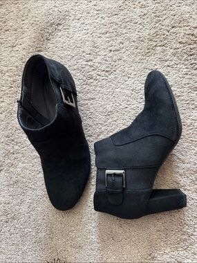 Aerosoles Black Suede Ankle Booties with Buckle Detail. Size 8